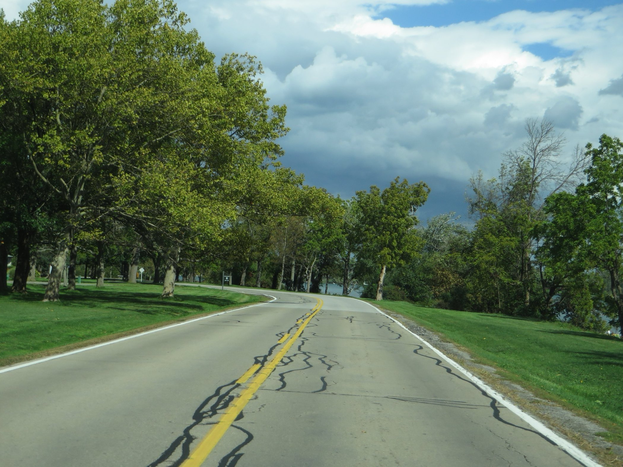 The Niagara Parkway following the river on a summer day