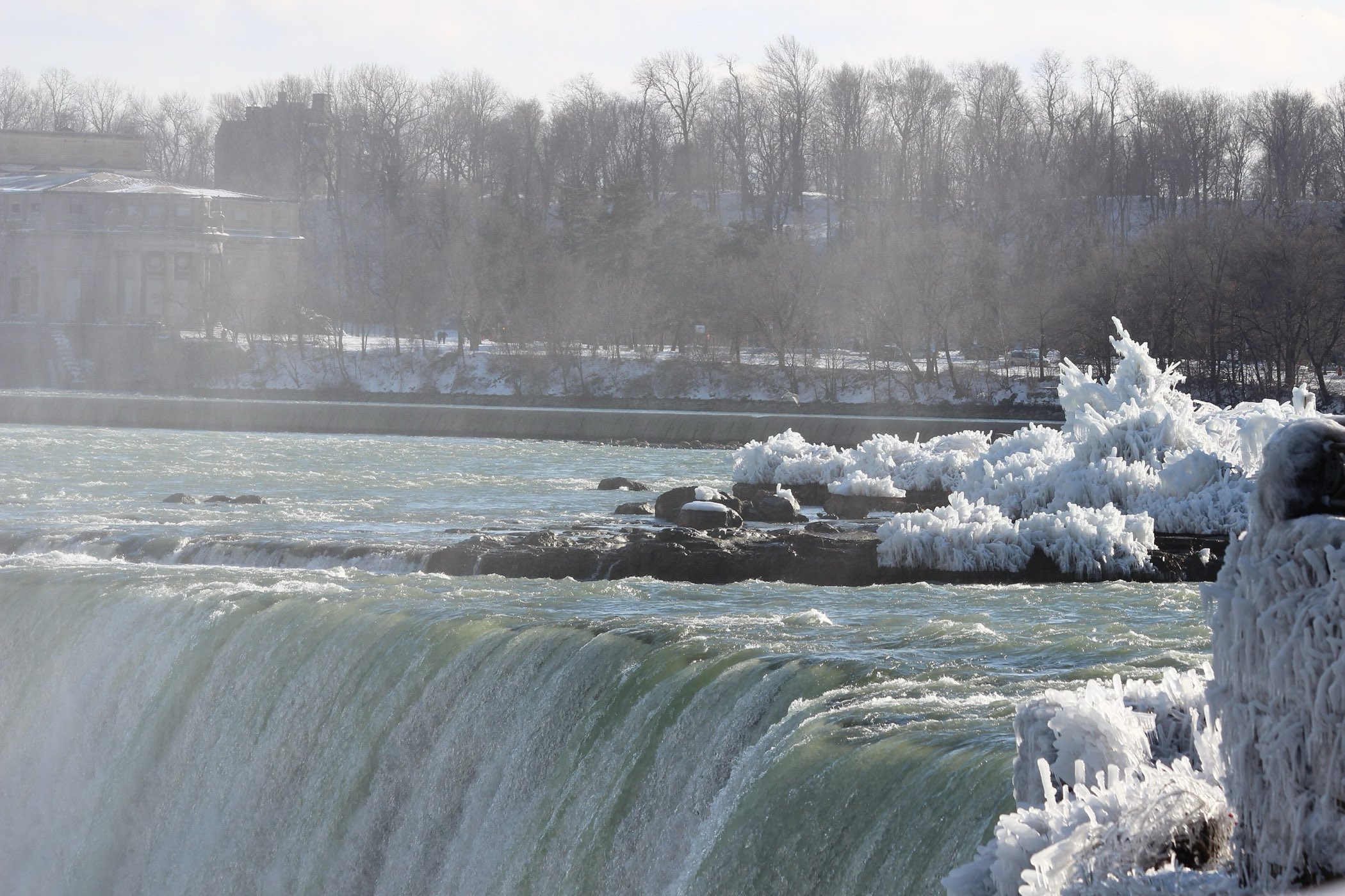 Water pouring over the brink of Horseshoe Falls